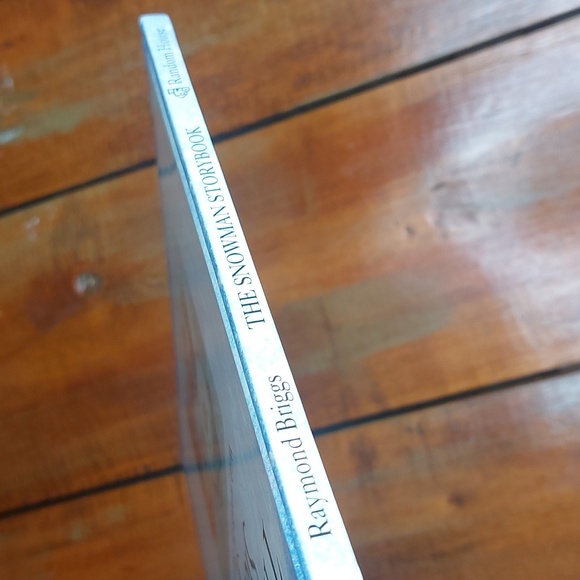 The snowman storybook by Raymond Briggs Children's Book - Picture 8 of 11